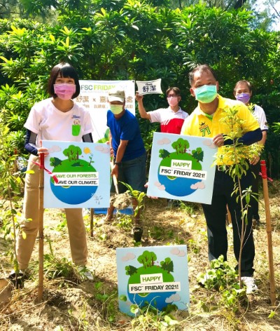 嘉義林管處副處長李定忠及金百利克拉克台灣分公司經理楊永玲及貴賓共同參與植樹活動，響應全球「FSC Friday」永續森林倡議活動